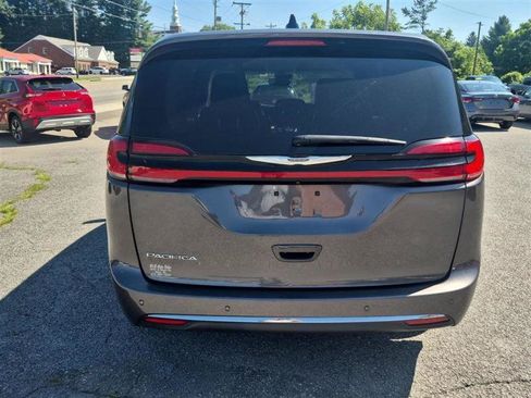 Used 2023 Chrysler Pacifica Touring-L FWD image 4