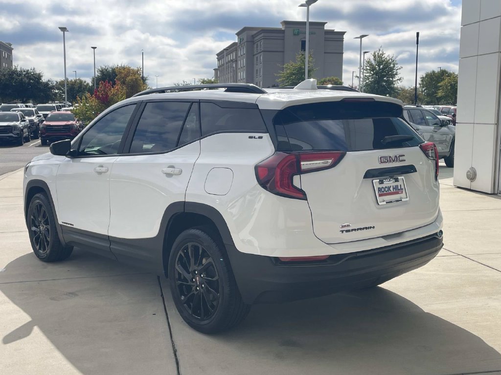 Used 2024 GMC Terrain SLE w/ Driver Convenience Package FWD image 2