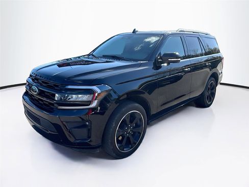 Used 2023 Ford Expedition Limited image 3