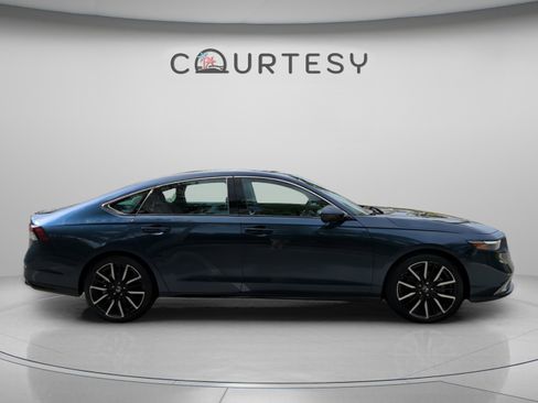 Used 2023 Honda Accord Touring image 8