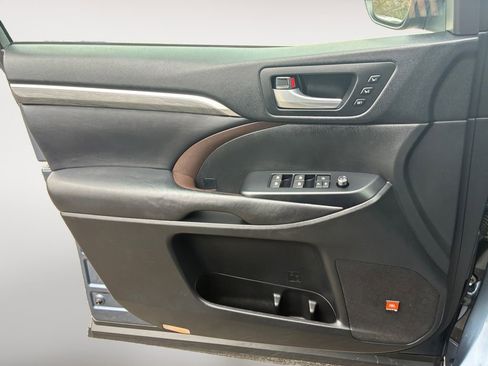 Used 2017 Toyota Highlander Limited Platinum image 28