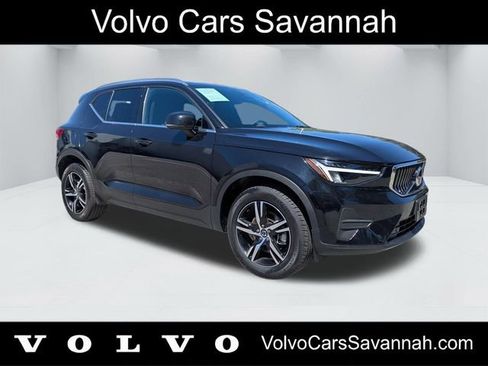 Certified 2025 Volvo XC40 B5 Core AWD/4WD image 1