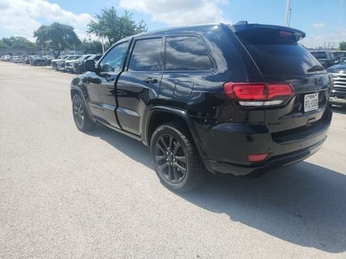 Used 2018 Jeep Grand Cherokee Altitude AWD/4WD image 3