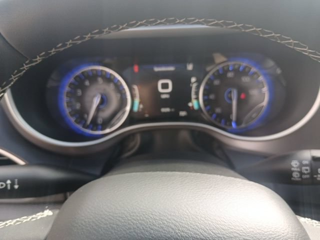 Used 2025 Chrysler Pacifica Select FWD image 43