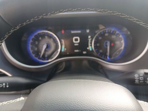 Used 2025 Chrysler Pacifica Select image 43