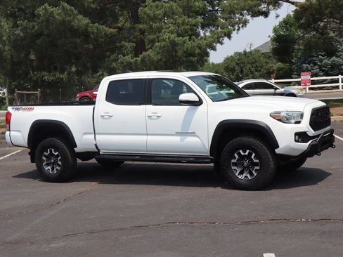 Used 2017 Toyota Tacoma TRD Off-Road w/ Premium & Technology Package AWD/4WD image 2