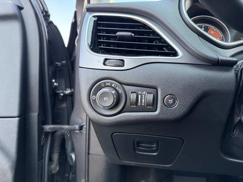 Used 2019 Jeep Cherokee Limited AWD/4WD image 23