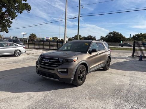 Used 2021 Ford Explorer XLT w/ Equipment Group 202A image 2