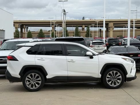 Used 2019 Toyota RAV4 XLE Premium FWD image 3