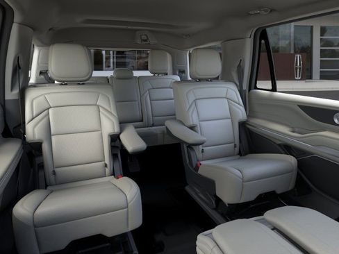 New 2026 Lincoln Navigator Premiere AWD/4WD image 11