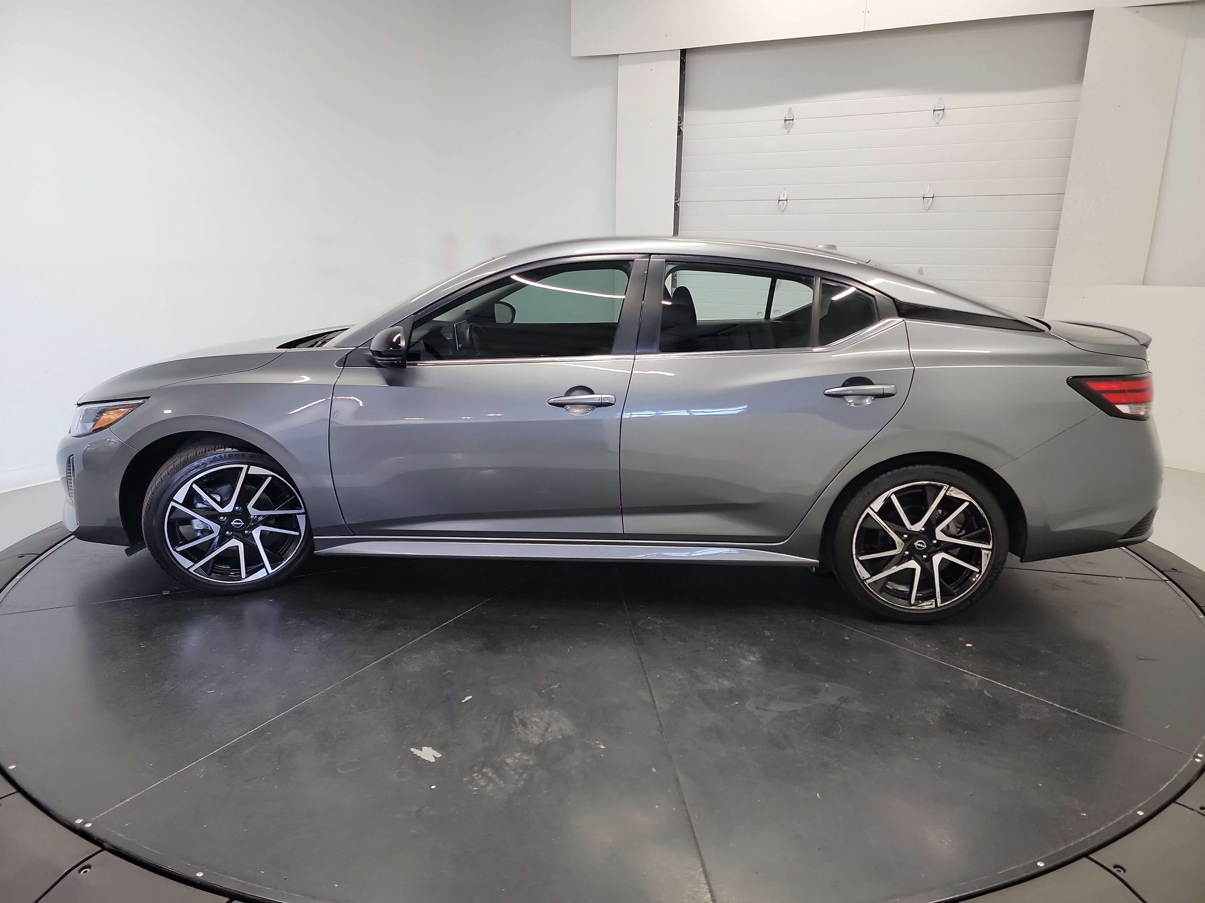 Used 2025 Nissan Sentra SR FWD image 4