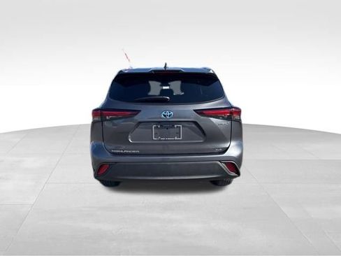 Certified 2024 Toyota Highlander XLE image 4