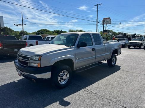 Used 2006 Chevrolet Silverado 2500 LT w/ Skid Plate Package AWD/4WD image 6