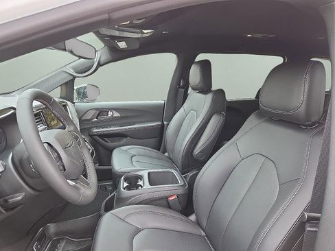 New 2026 Chrysler Pacifica Select image 13