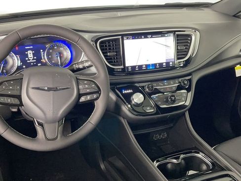 New 2025 Chrysler Pacifica Limited image 16