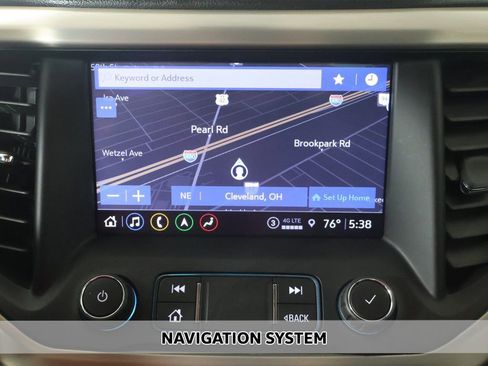 Used 2021 GMC Acadia Denali w/ Denali Technology Package FWD image 3