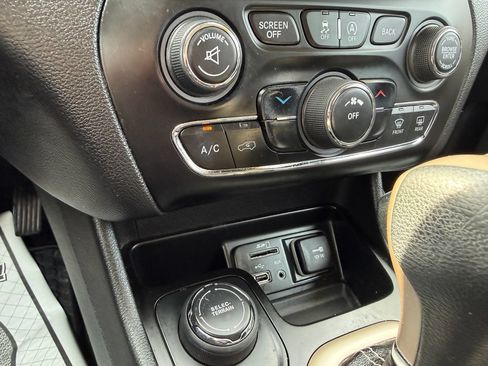 Used 2016 Jeep Cherokee Latitude w/ Cold Weather Group AWD/4WD image 29