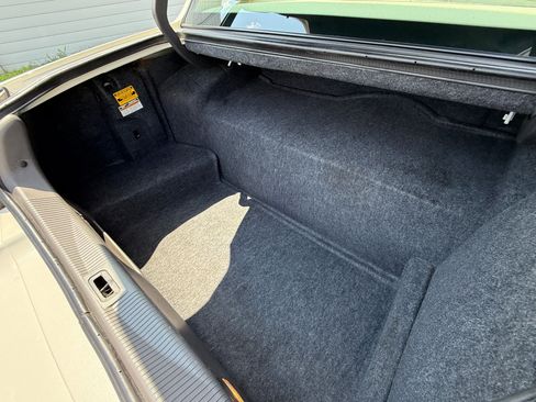 Used 2005 Lincoln Town Car Signature image 26