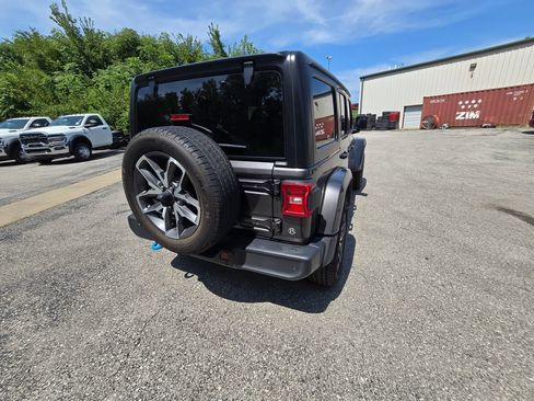 Used 2024 Jeep Wrangler Unlimited w/ Convenience Group AWD/4WD image 7