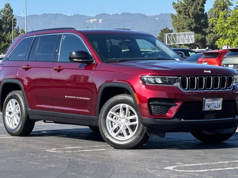 Used 2025 Jeep Grand Cherokee Laredo X w/ Luxury Tech Group I RWD image 2