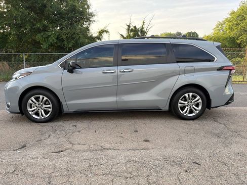 Used 2023 Toyota Sienna XSE AWD/4WD image 5