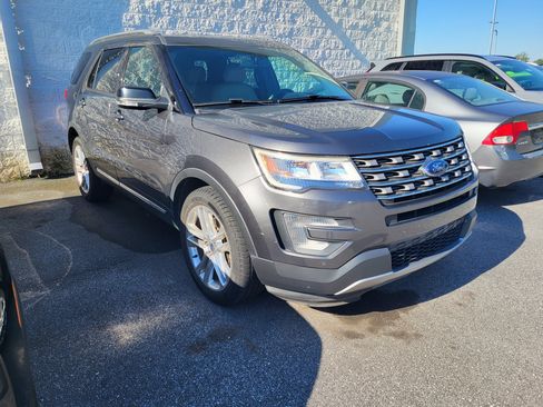 Used 2017 Ford Explorer XLT w/ Equipment Group 202A FWD image 3