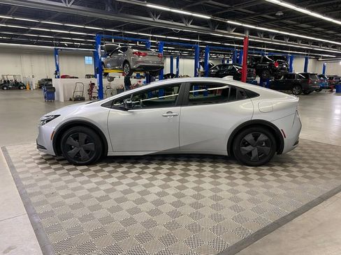 Used 2025 Toyota Prius LE image 5