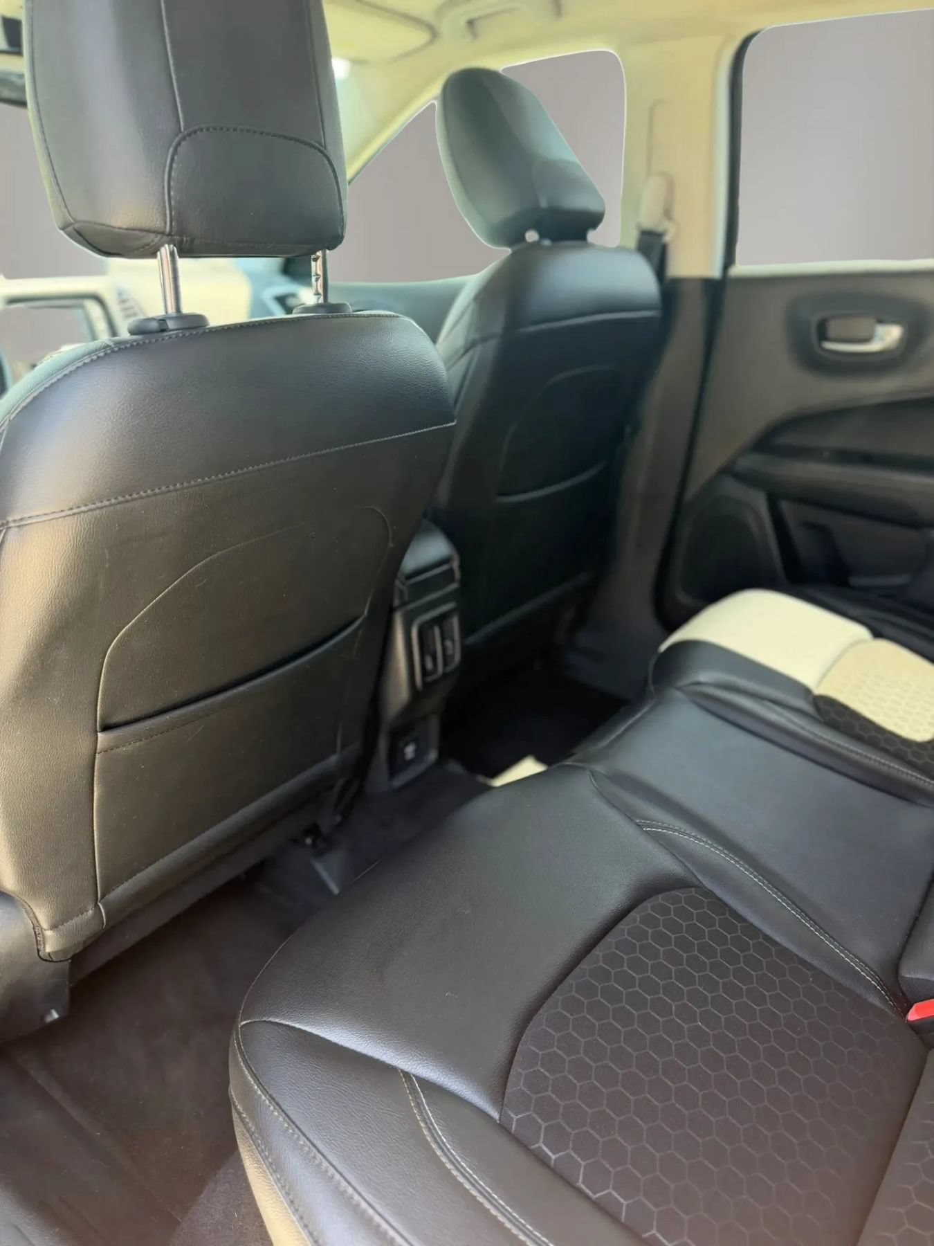 Used 2018 Jeep Compass Latitude AWD/4WD image 17