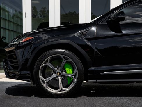 Used 2022 Lamborghini Urus AWD/4WD image 7