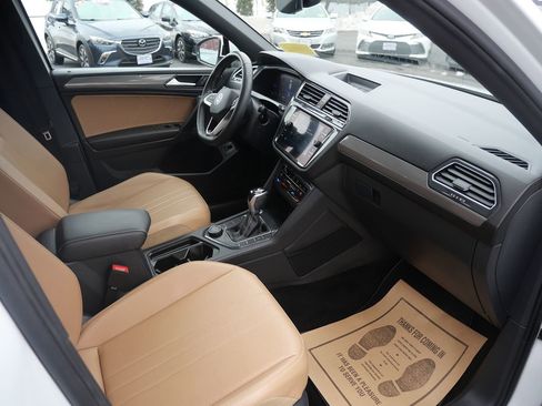 Used 2022 Volkswagen Tiguan SE w/ Panoramic Sunroof Package image 16