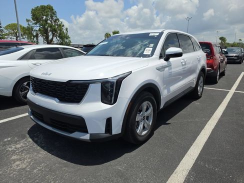 Certified 2025 Kia Sorento LX FWD image 4