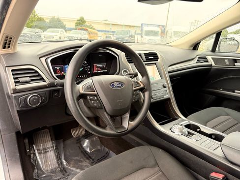 Used 2019 Ford Fusion SE FWD image 13