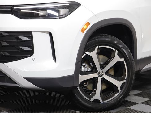 New 2026 Volkswagen Tiguan SE image 3