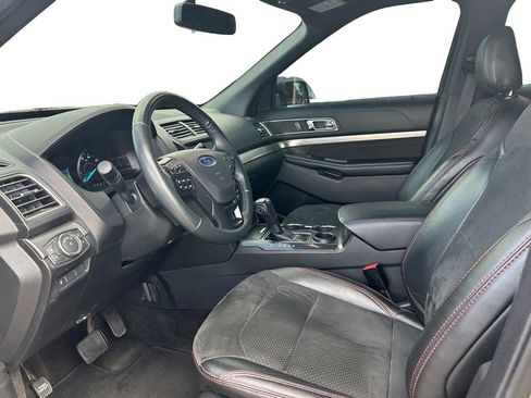 Used 2018 Ford Explorer XLT w/ Equipment Group 202A FWD image 11