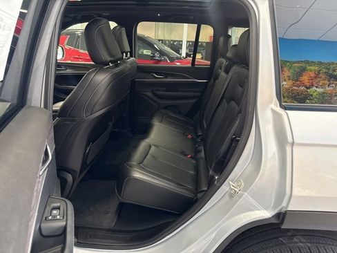 Used 2024 Jeep Grand Cherokee Limited w/ Black Appearance Package AWD/4WD image 39