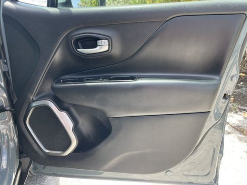 Used 2018 Jeep Renegade Limited w/ UConnect 8.4 Nav Group AWD/4WD image 26