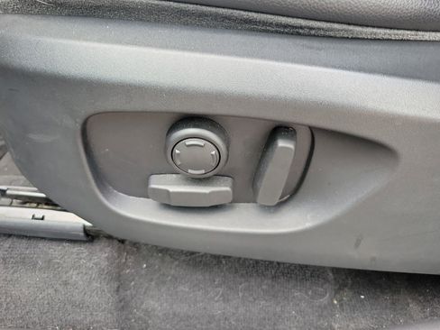 Used 2017 Land Rover Discovery Sport SE image 19