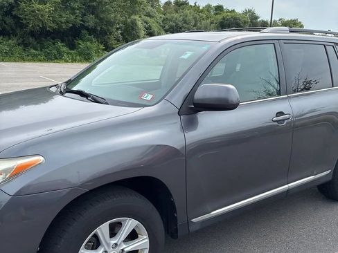 Used 2011 Toyota Highlander SE w/ Tow Pkg AWD/4WD image 2