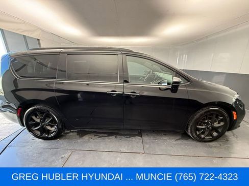 Used 2025 Chrysler Pacifica Limited FWD image 16