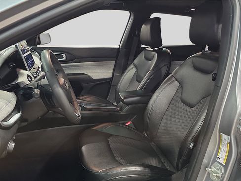 Used 2024 Jeep Compass Latitude image 28