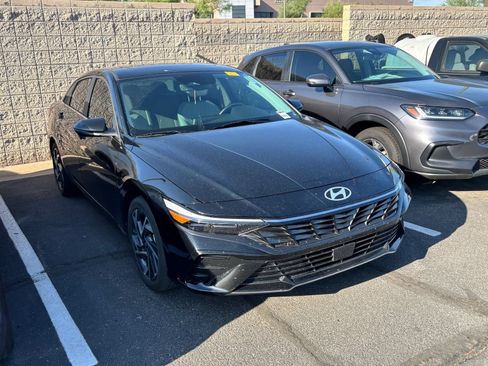 Used 2025 Hyundai Elantra Limited FWD image 5