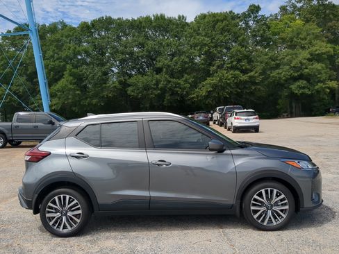Used 2024 Nissan Kicks SV FWD image 2