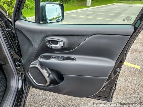 Used 2023 Jeep Renegade Latitude w/ Sun/Sound Group AWD/4WD image 29