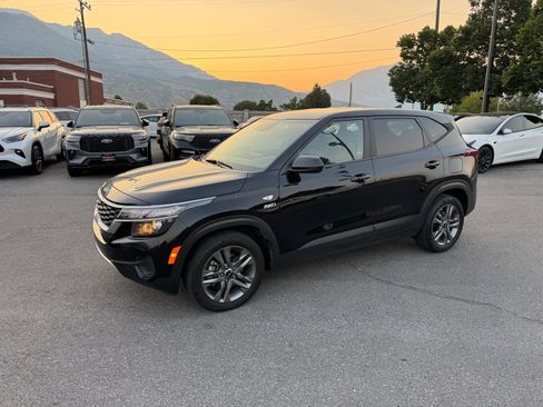 Used 2022 Kia Seltos LX AWD/4WD image 1