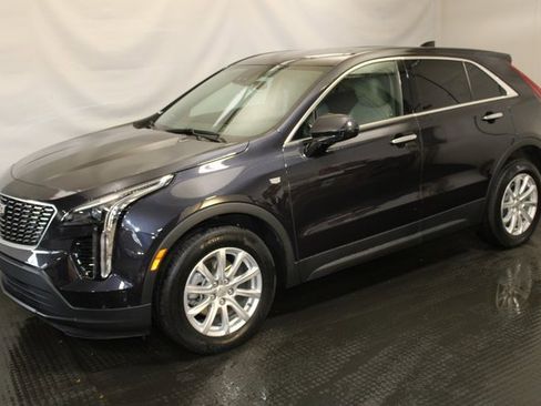 Certified 2022 Cadillac XT4 Luxury w/ Cold Weather Package image 2