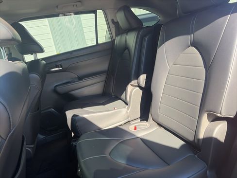 Used 2022 Toyota Highlander XLE image 12