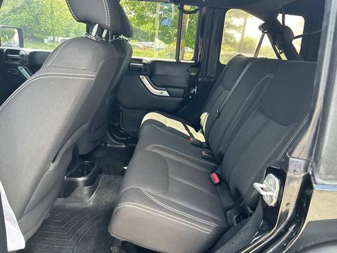 Used 2015 Jeep Wrangler Unlimited Rubicon AWD/4WD image 24