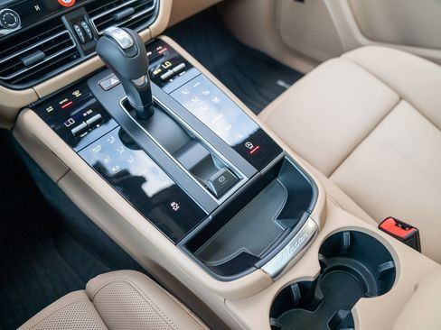 Certified 2025 Porsche Macan image 18