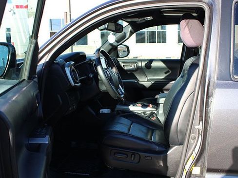Used 2020 Toyota Tacoma Limited image 12