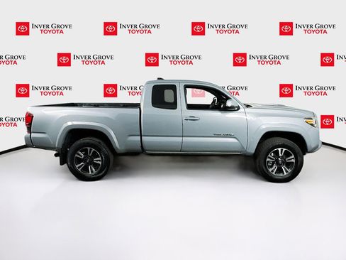 Used 2018 Toyota Tacoma TRD Sport AWD/4WD image 4